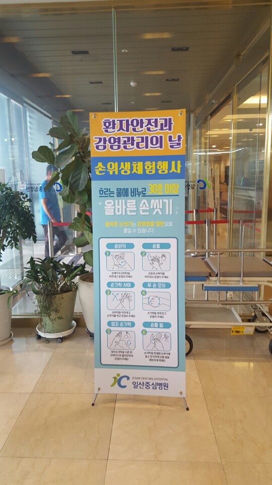 병원 포스터전시회3.jpg